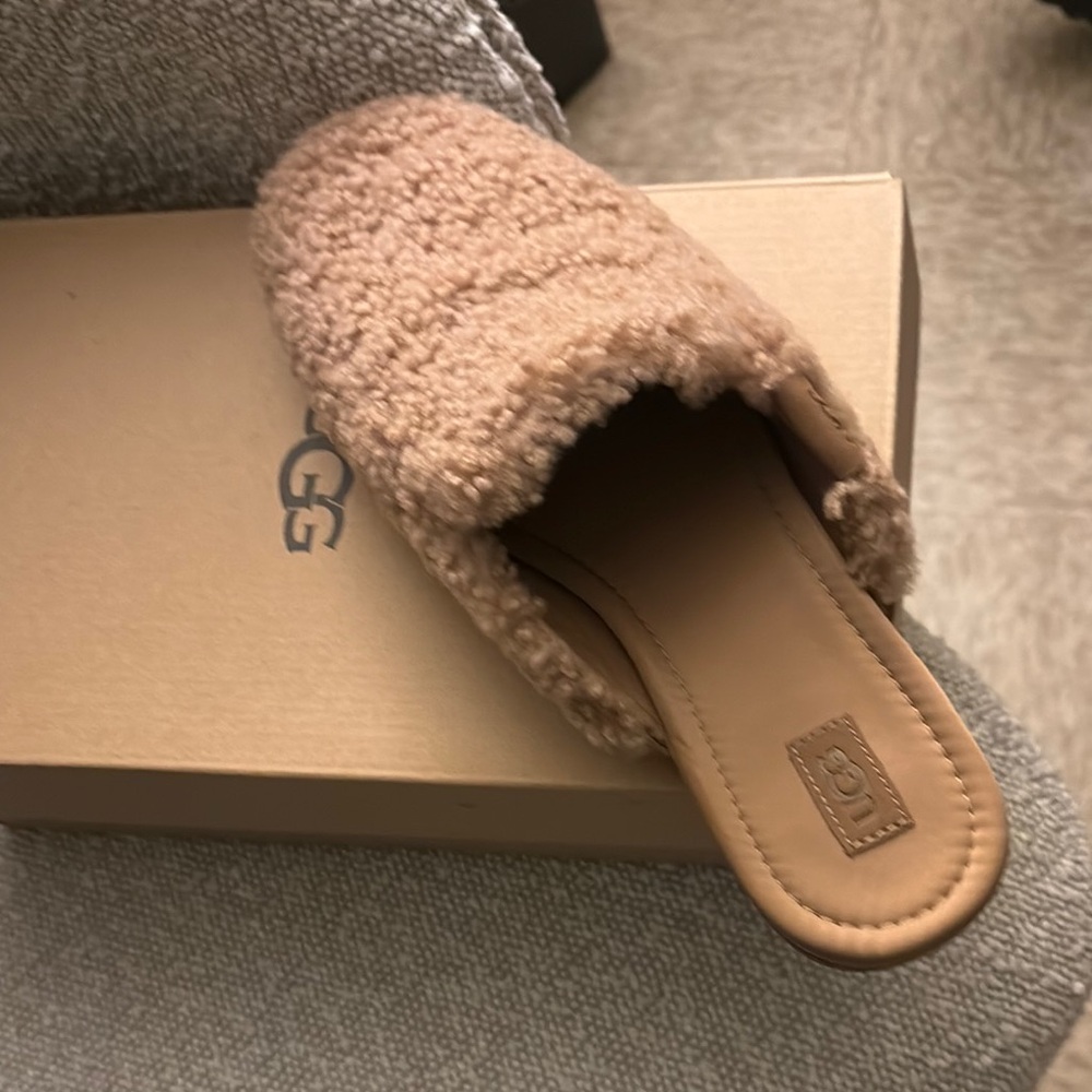 Gucci Women's Tan Slippers